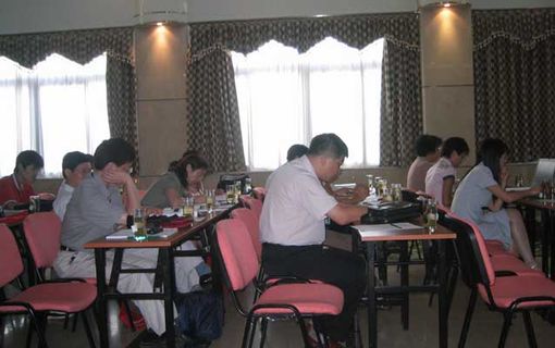 “十一五”中國制造業(yè)信息化技術(shù)及其標(biāo)準(zhǔn)化發(fā)展研討會(huì)暨2004年全國工業(yè)自動(dòng)化系統(tǒng)與集成標(biāo)準(zhǔn)化技術(shù)委員會(huì)年會(huì)及工業(yè)機(jī)器人標(biāo)準(zhǔn)劃分技術(shù)委員會(huì)換屆會(huì)，各參會(huì)人員聽取演講人員的報(bào)告，吸取經(jīng)驗(yàn)